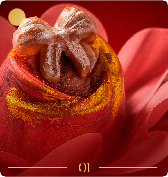 Doce autoral vermelho com laço de açúcar e detalhes dourados