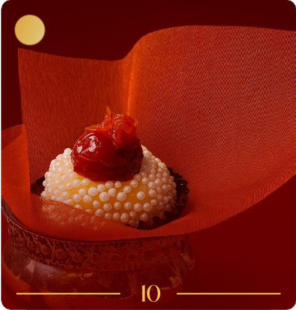 Doce com pérolas de açúcar sobre tecido laranja