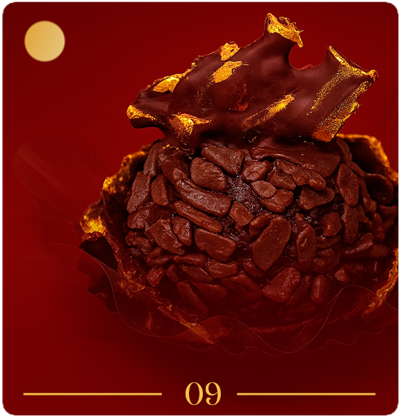 Doce autoral fotografado em fundo vermelho